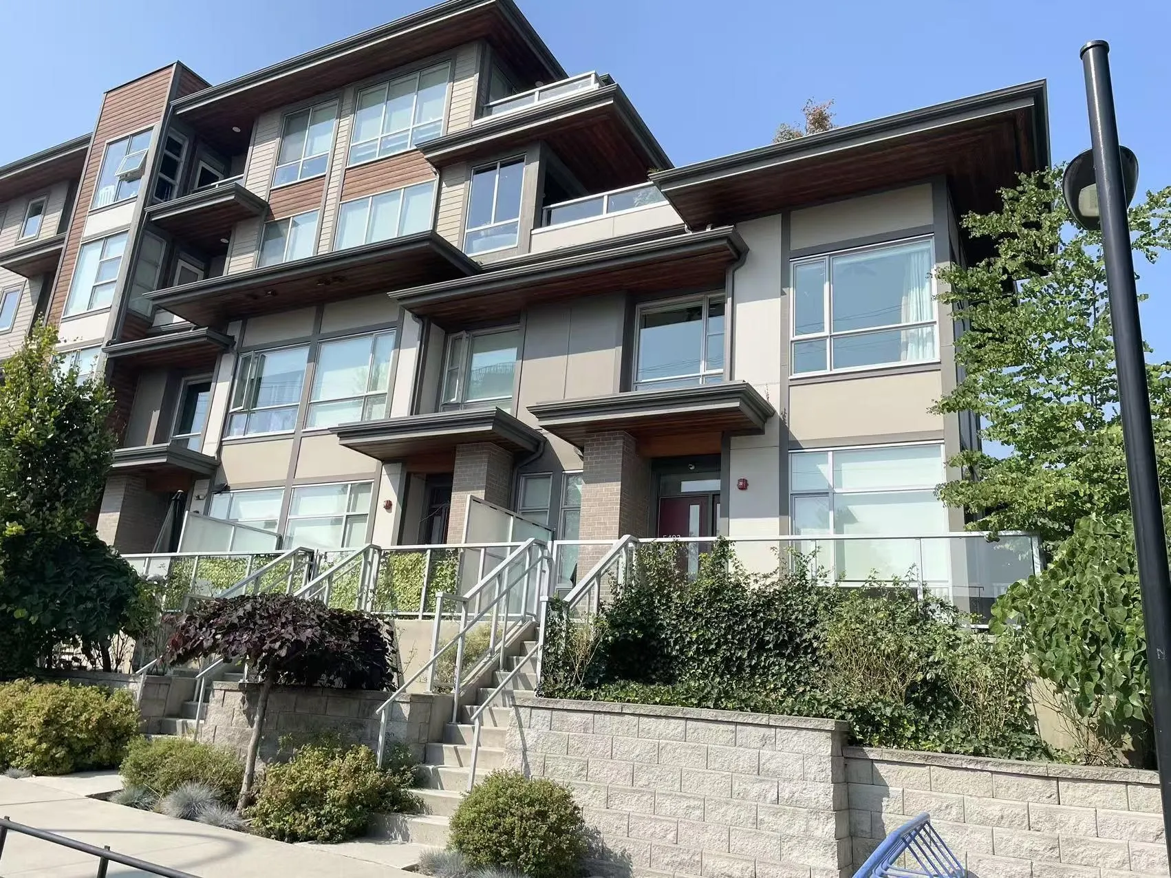 5453 Lougheed Highway