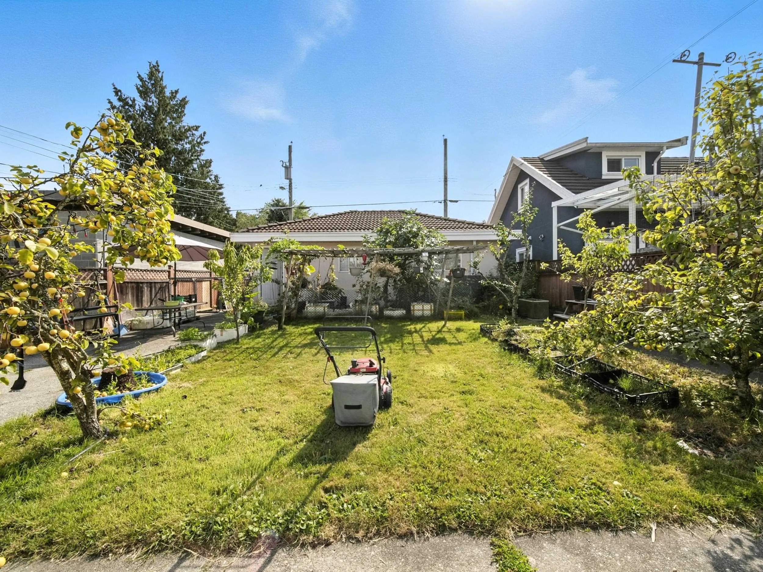 2228 E 40th Avenue