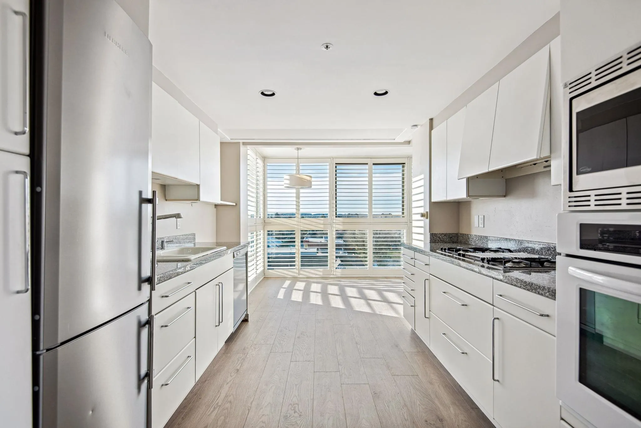 901 1550 W 15th Avenue