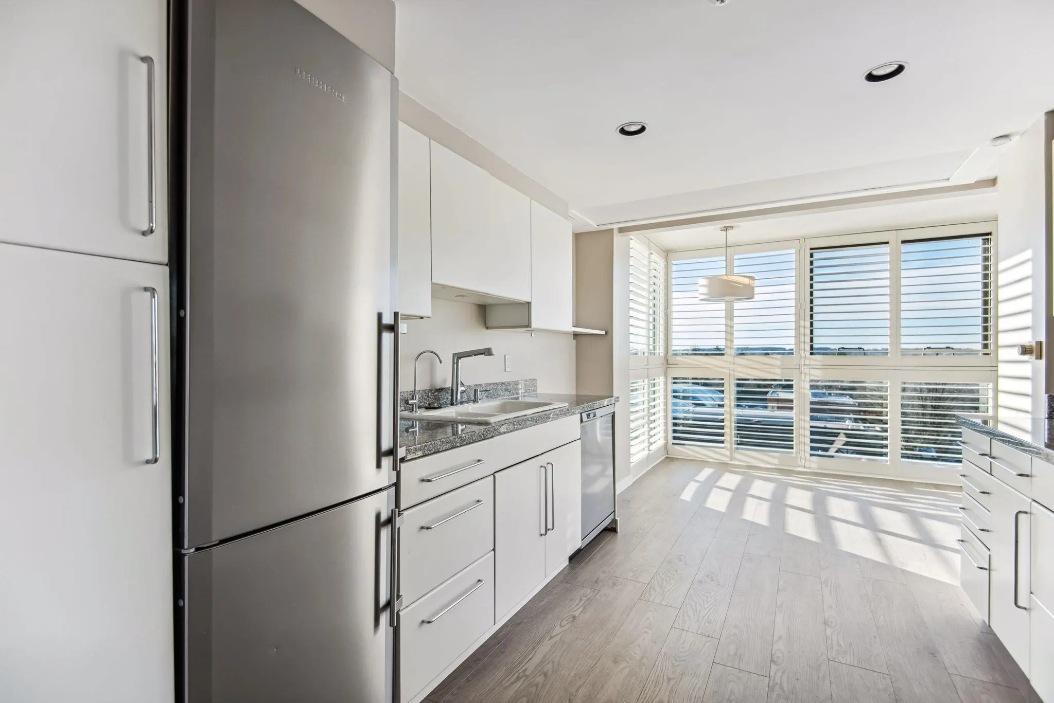 901 1550 W 15th Avenue