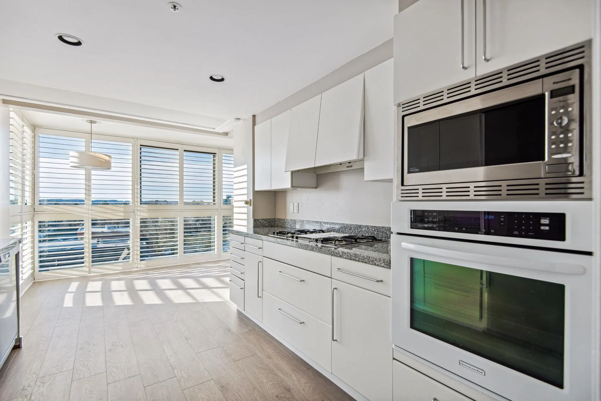 901 1550 W 15th Avenue