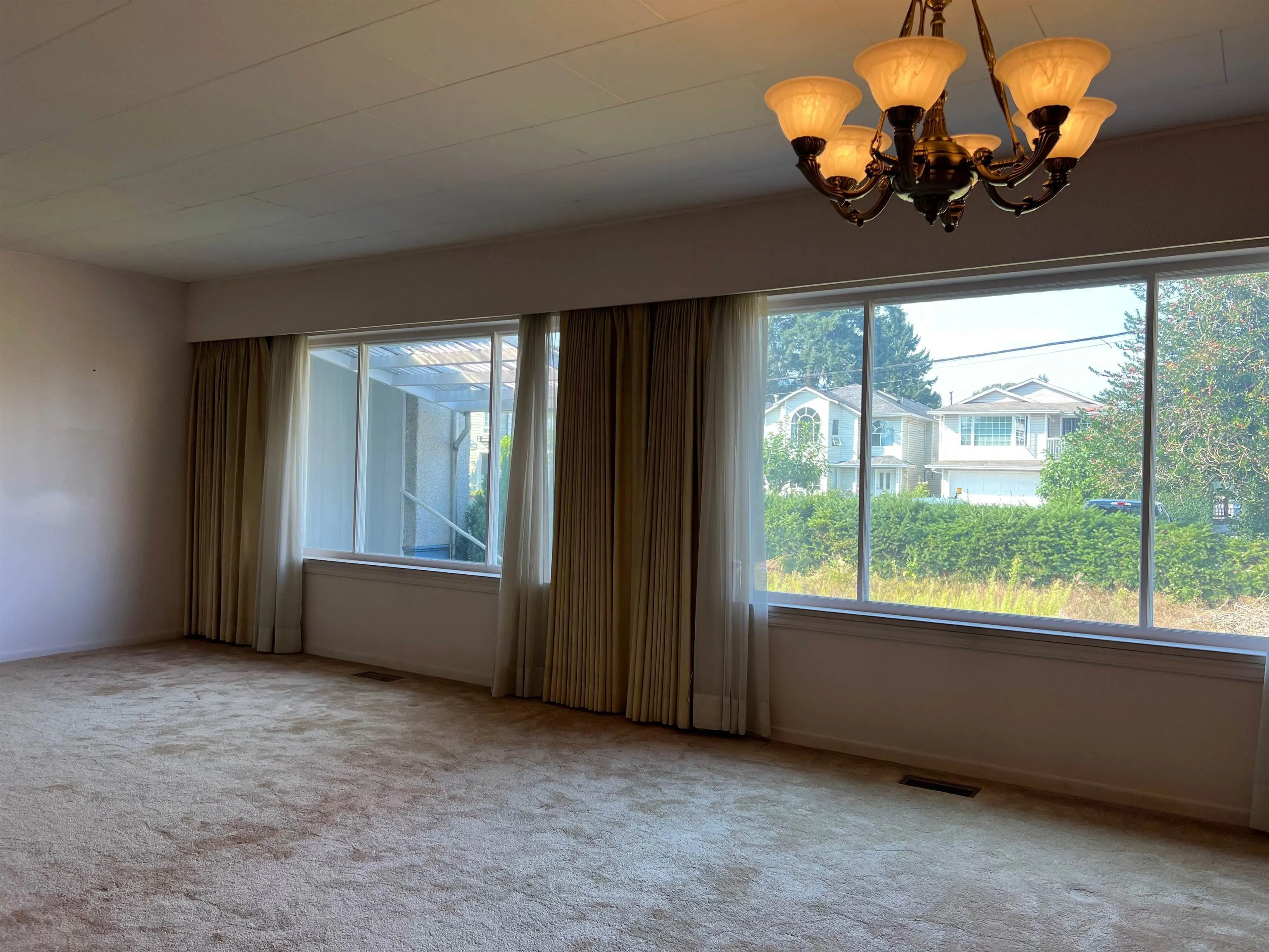 3047 Oxford Street