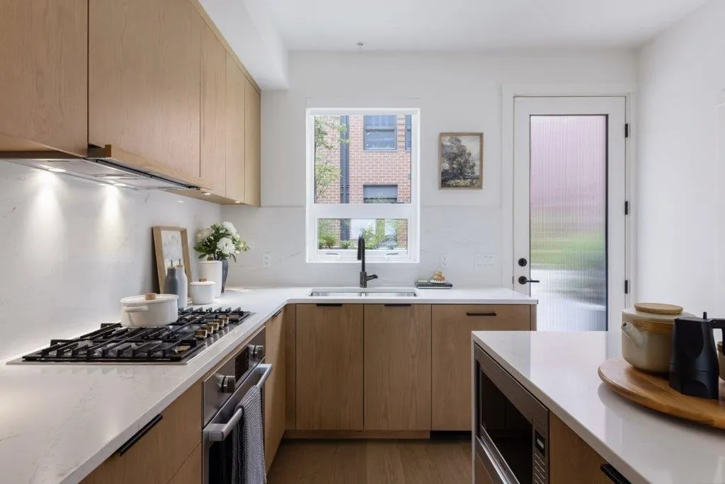 807 W 38th Avenue