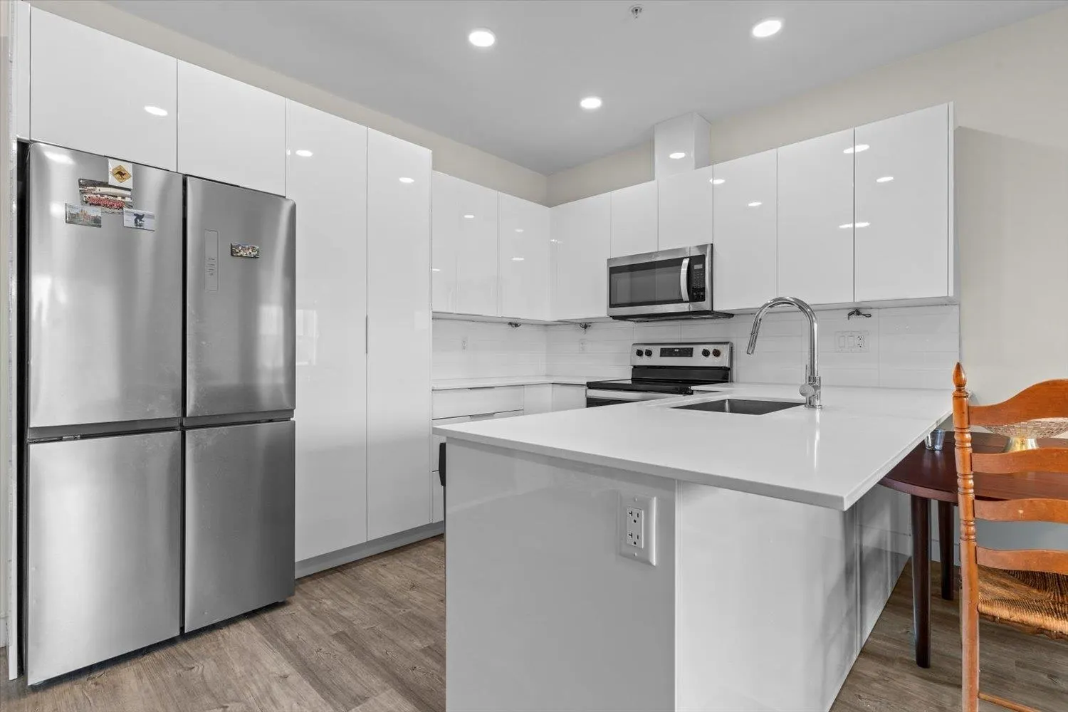 209 9450 Robson Street