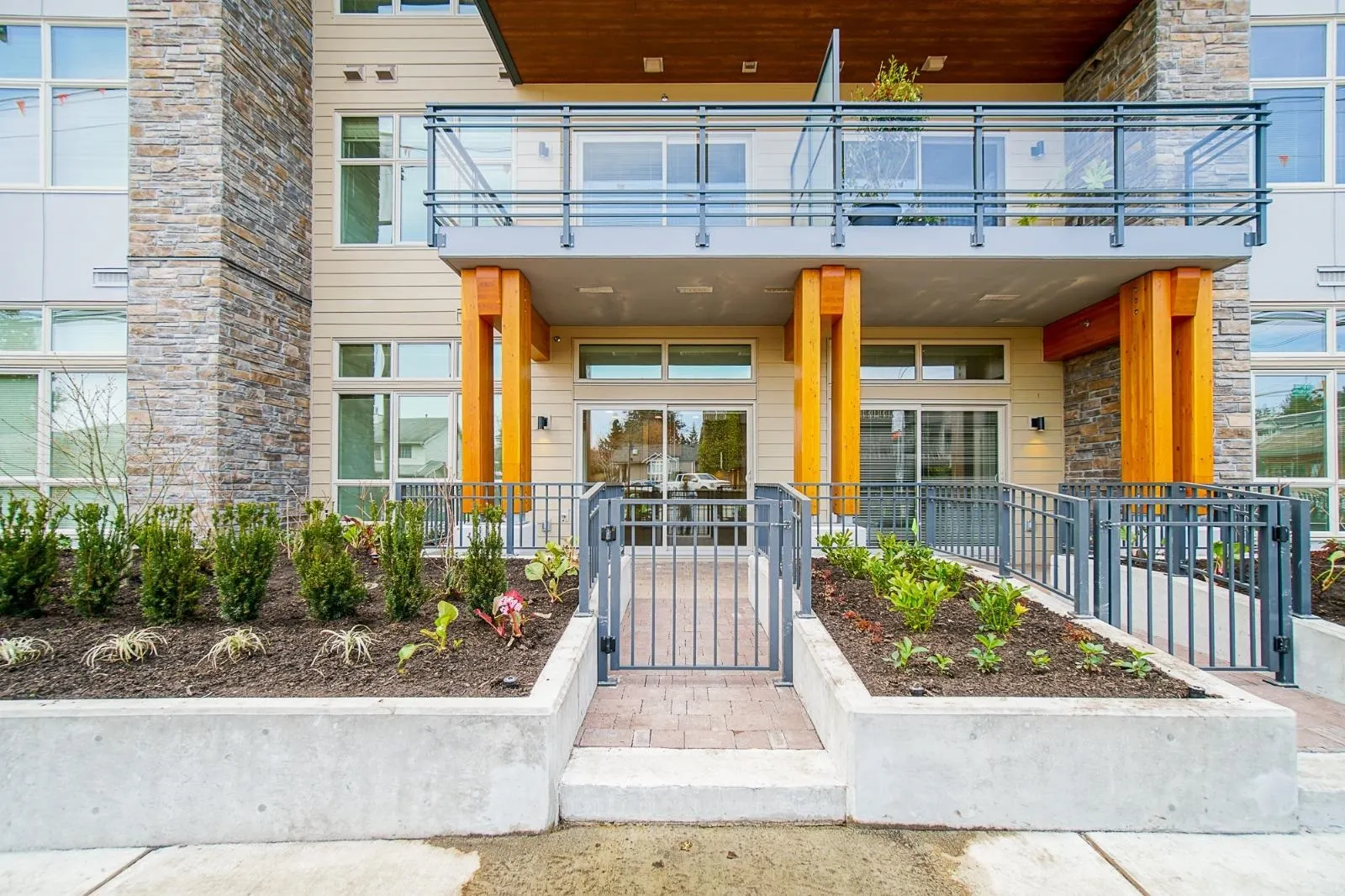 103 14022 North Bluff Road