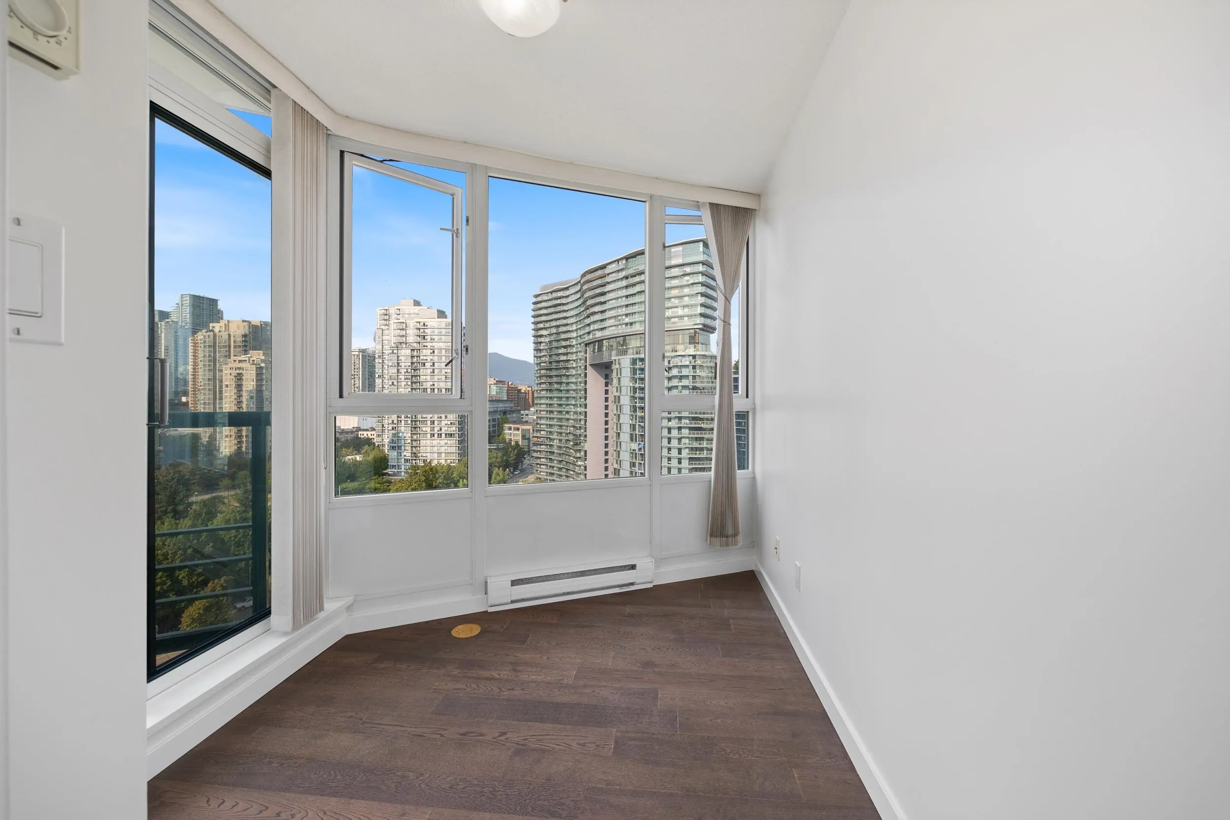 1901 1033 Marinaside Crescent