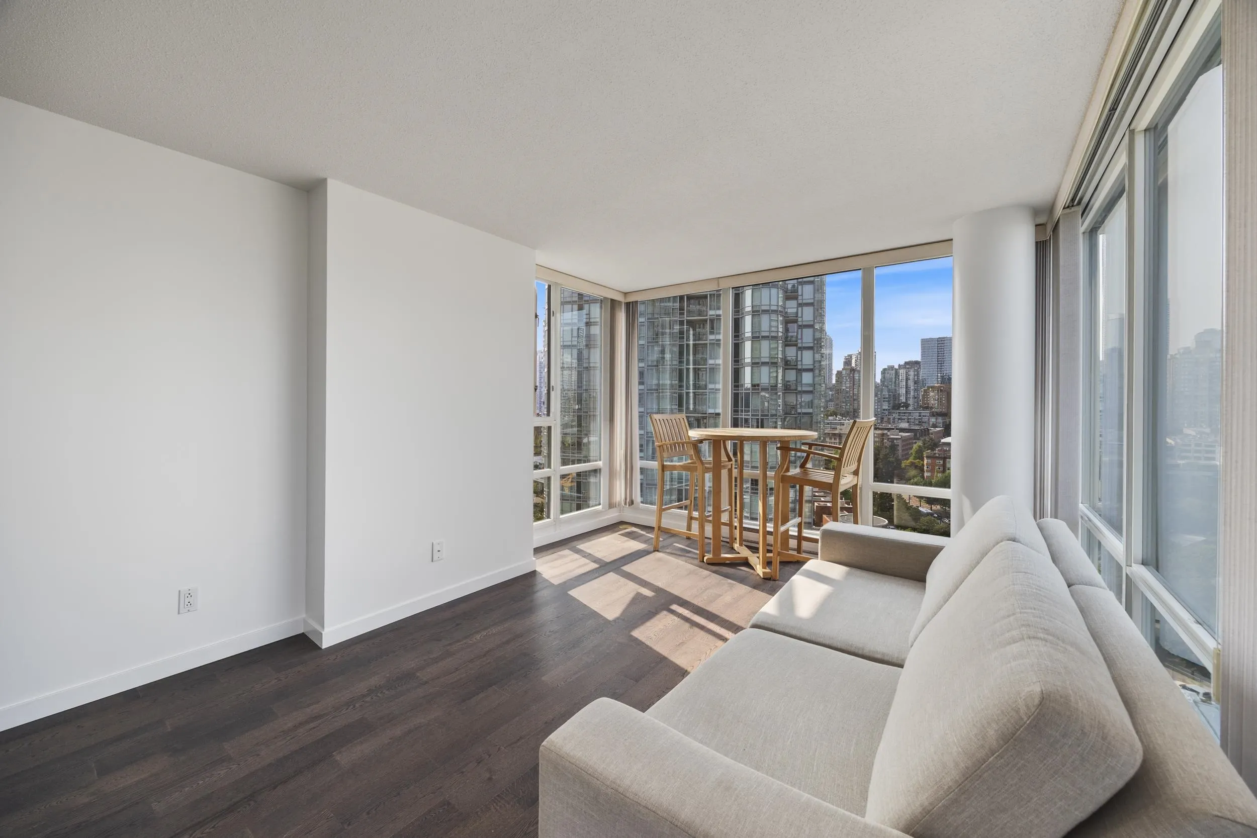 1901 1033 Marinaside Crescent