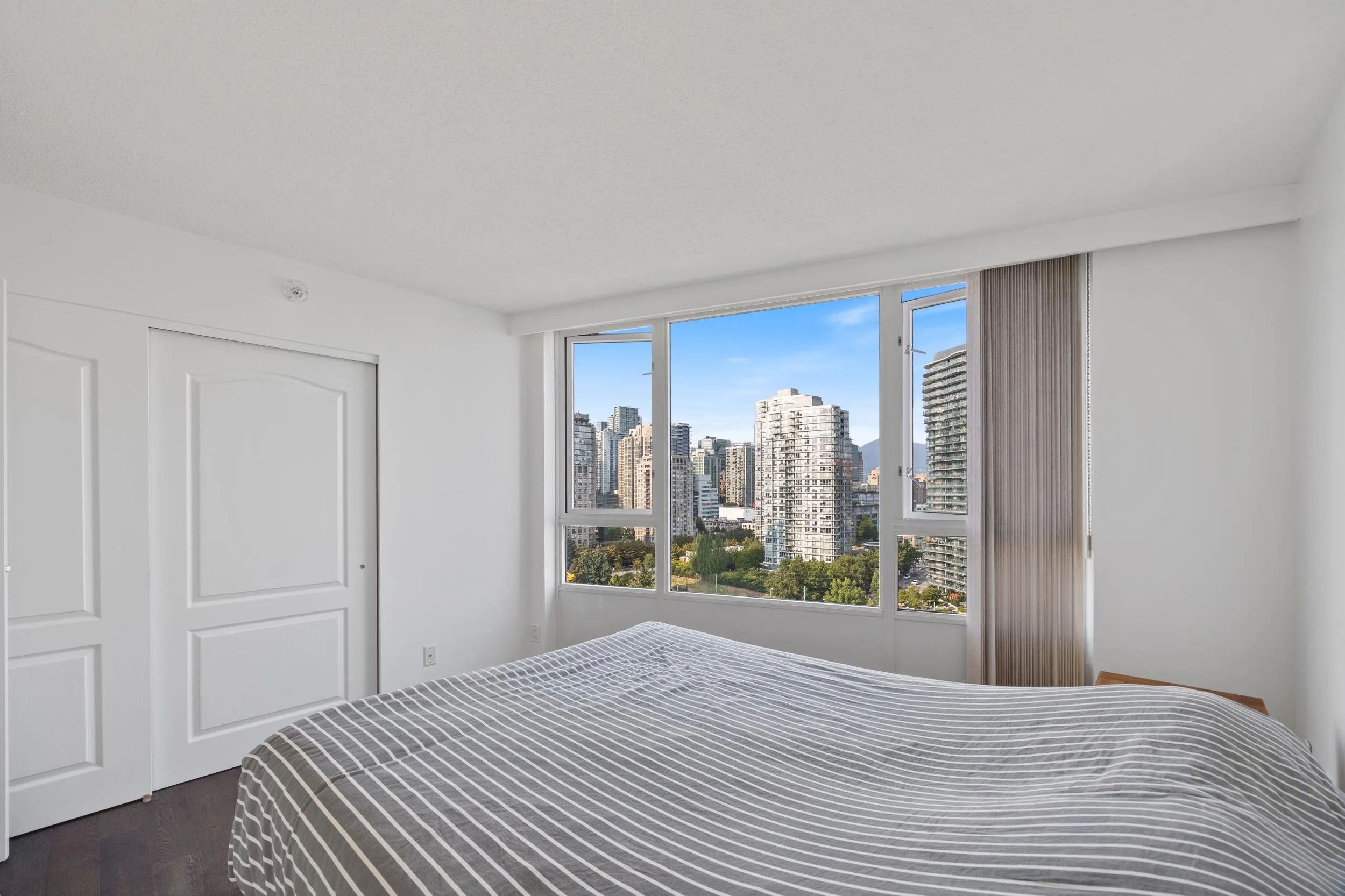 1901 1033 Marinaside Crescent