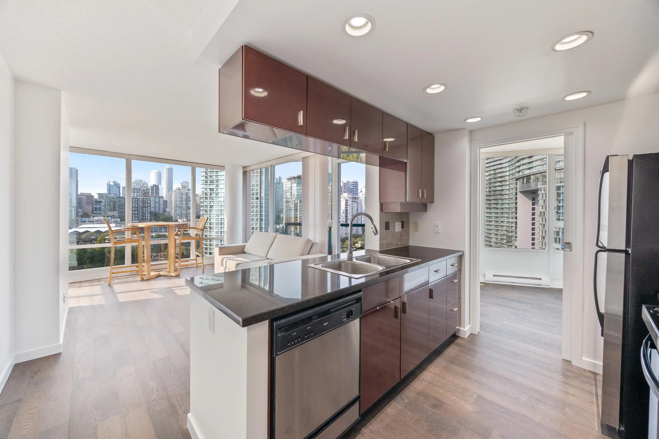 1901 1033 Marinaside Crescent