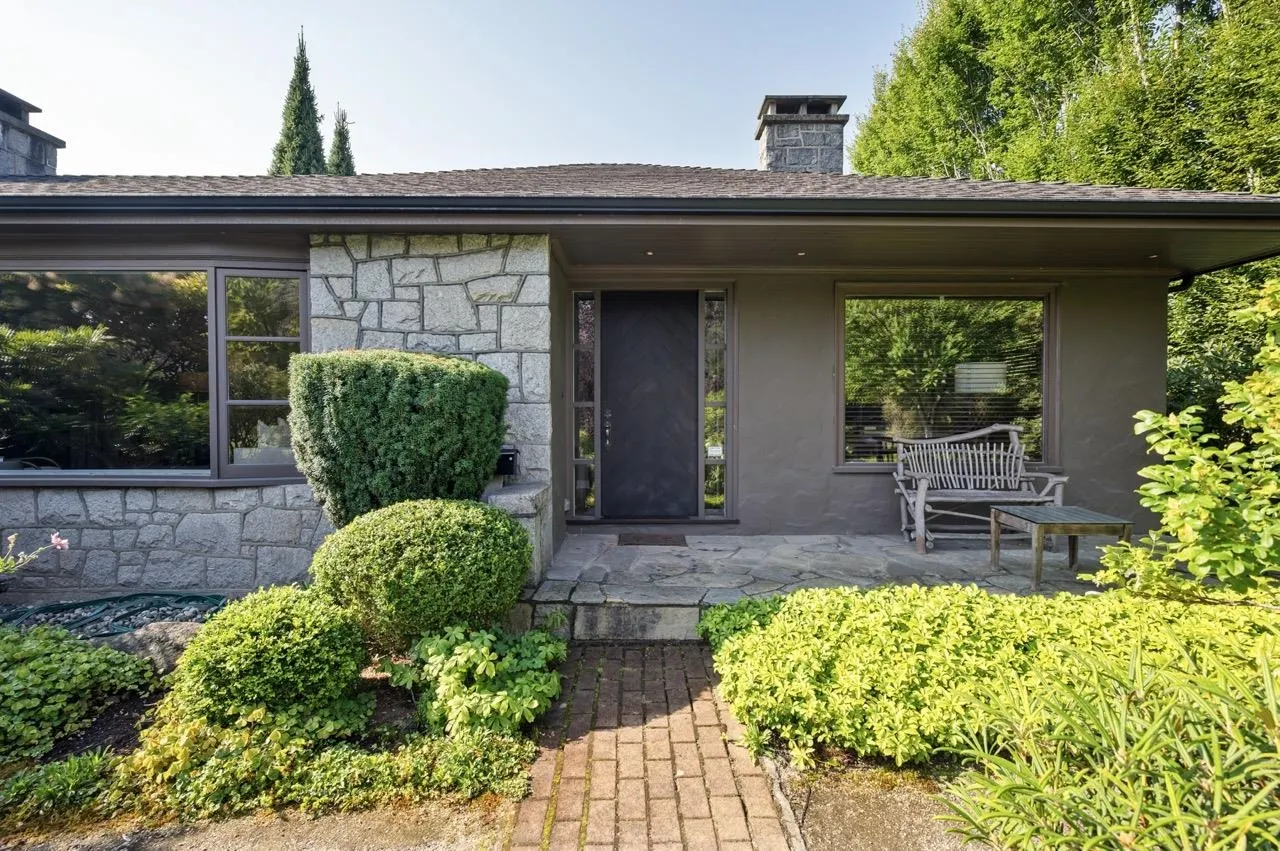 2533 Wallace Crescent