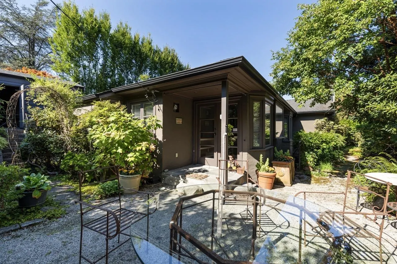 2533 Wallace Crescent