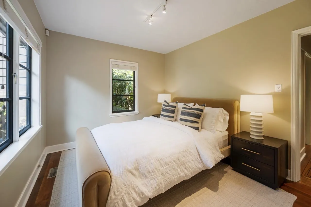 2533 Wallace Crescent