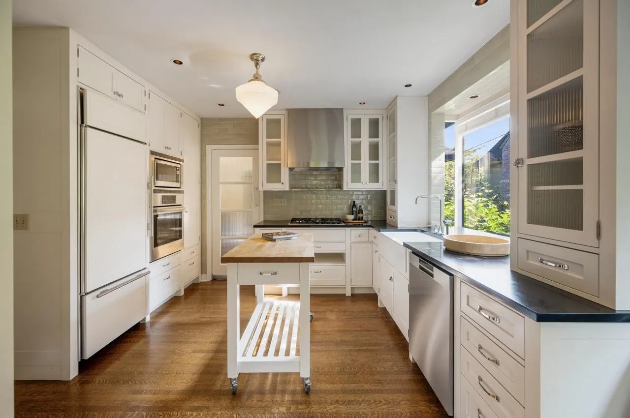 2533 Wallace Crescent