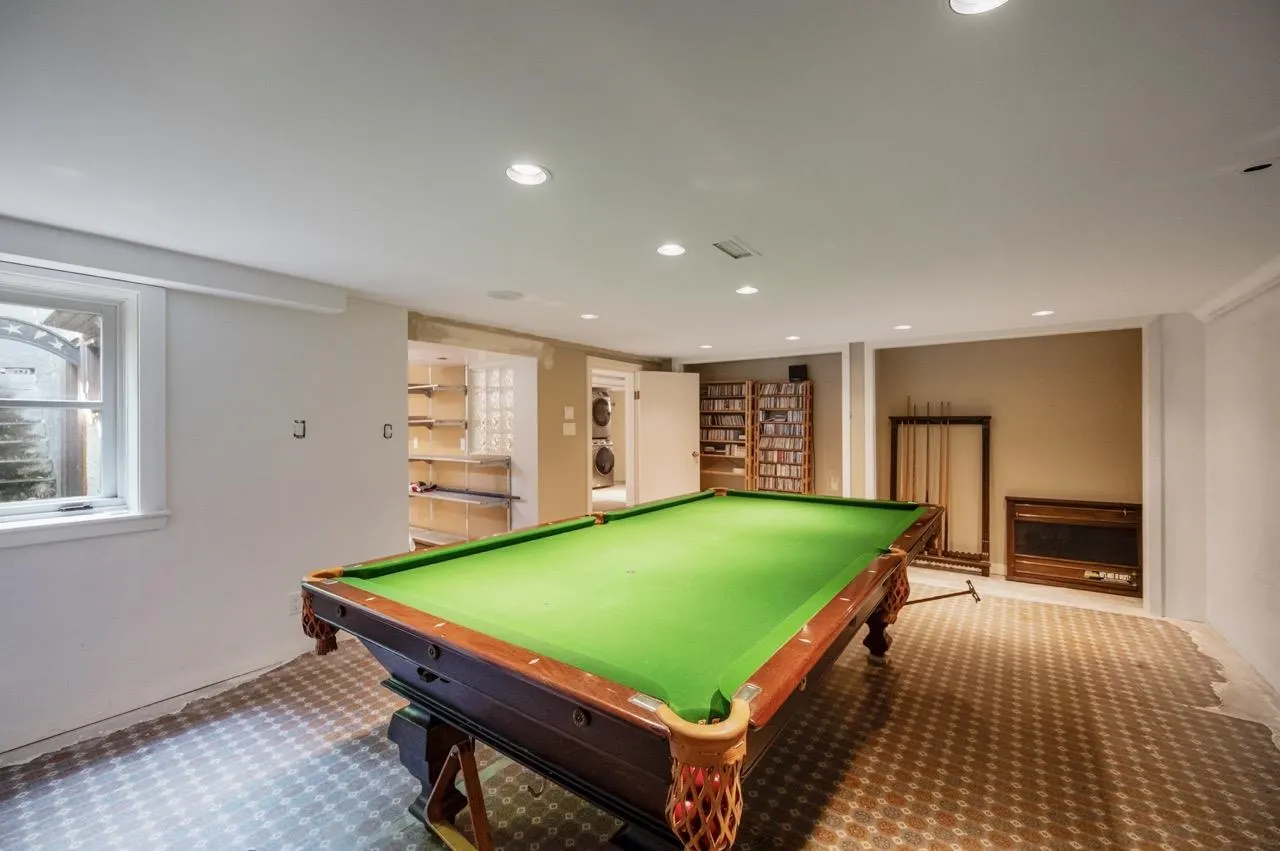 2533 Wallace Crescent