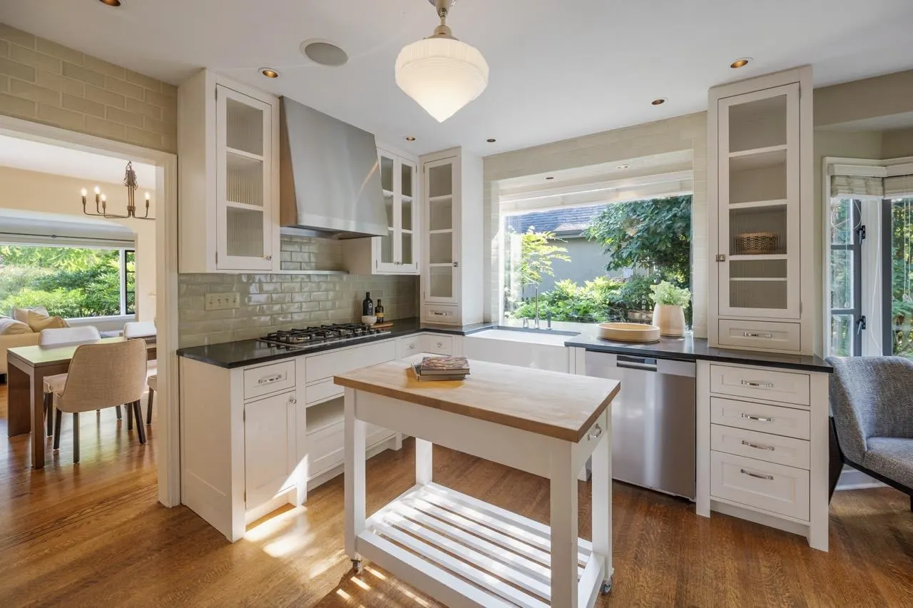 2533 Wallace Crescent