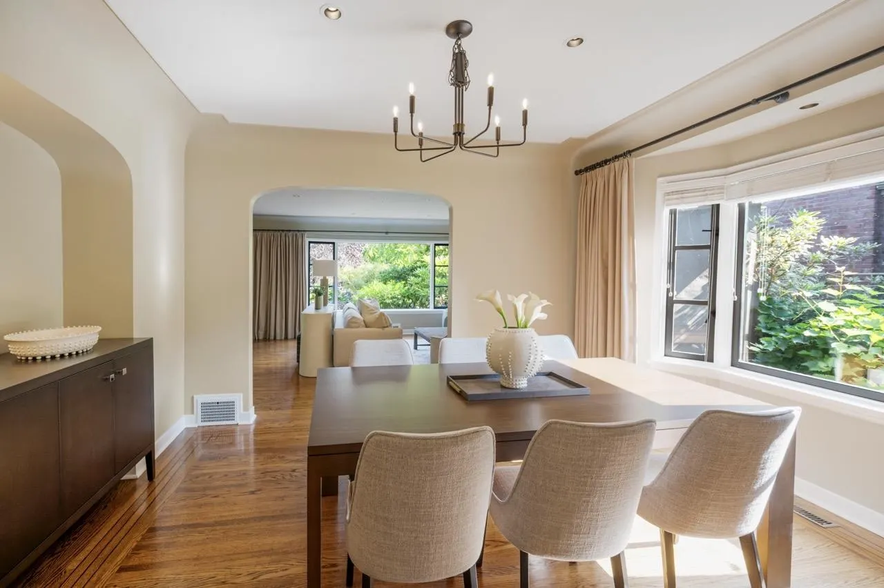 2533 Wallace Crescent