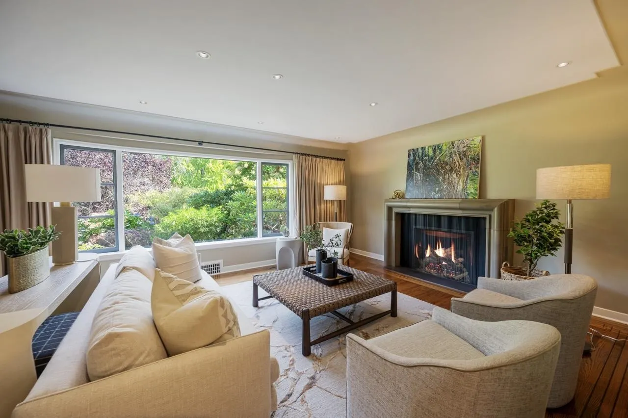 2533 Wallace Crescent