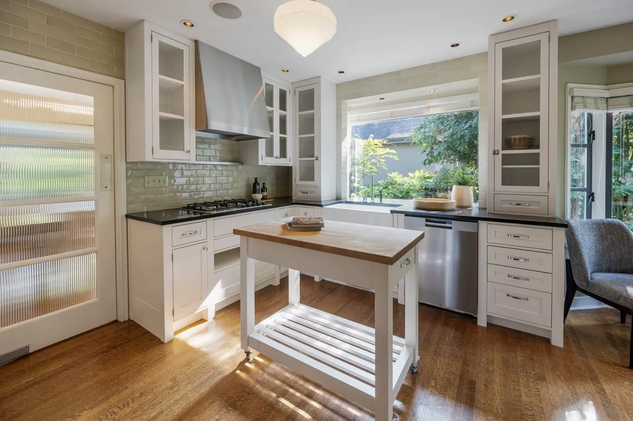 2533 Wallace Crescent