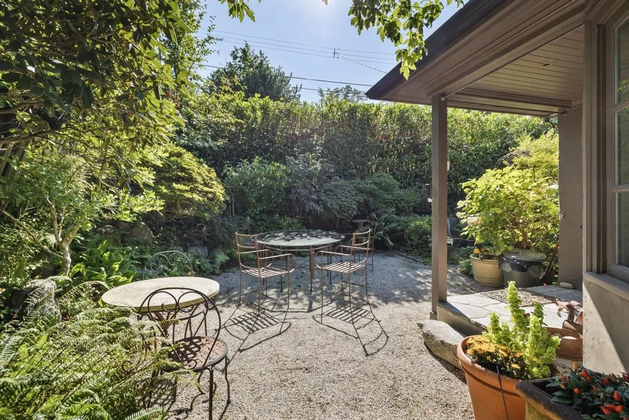 2533 Wallace Crescent