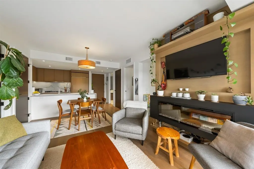 201 5089 Quebec Street