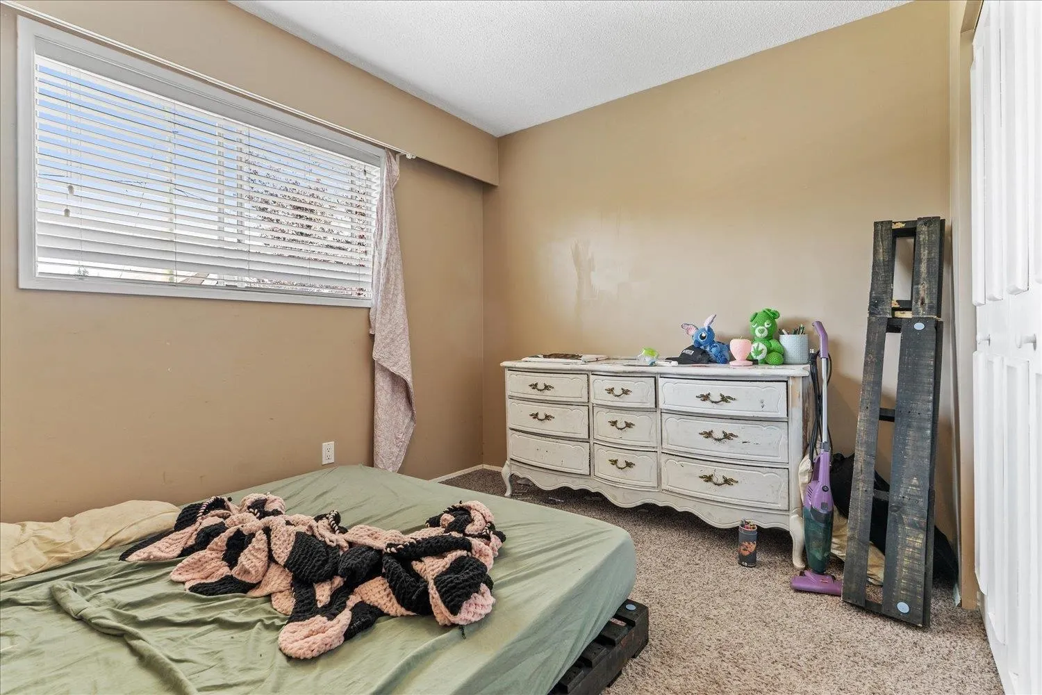 45649 Laura Crescent