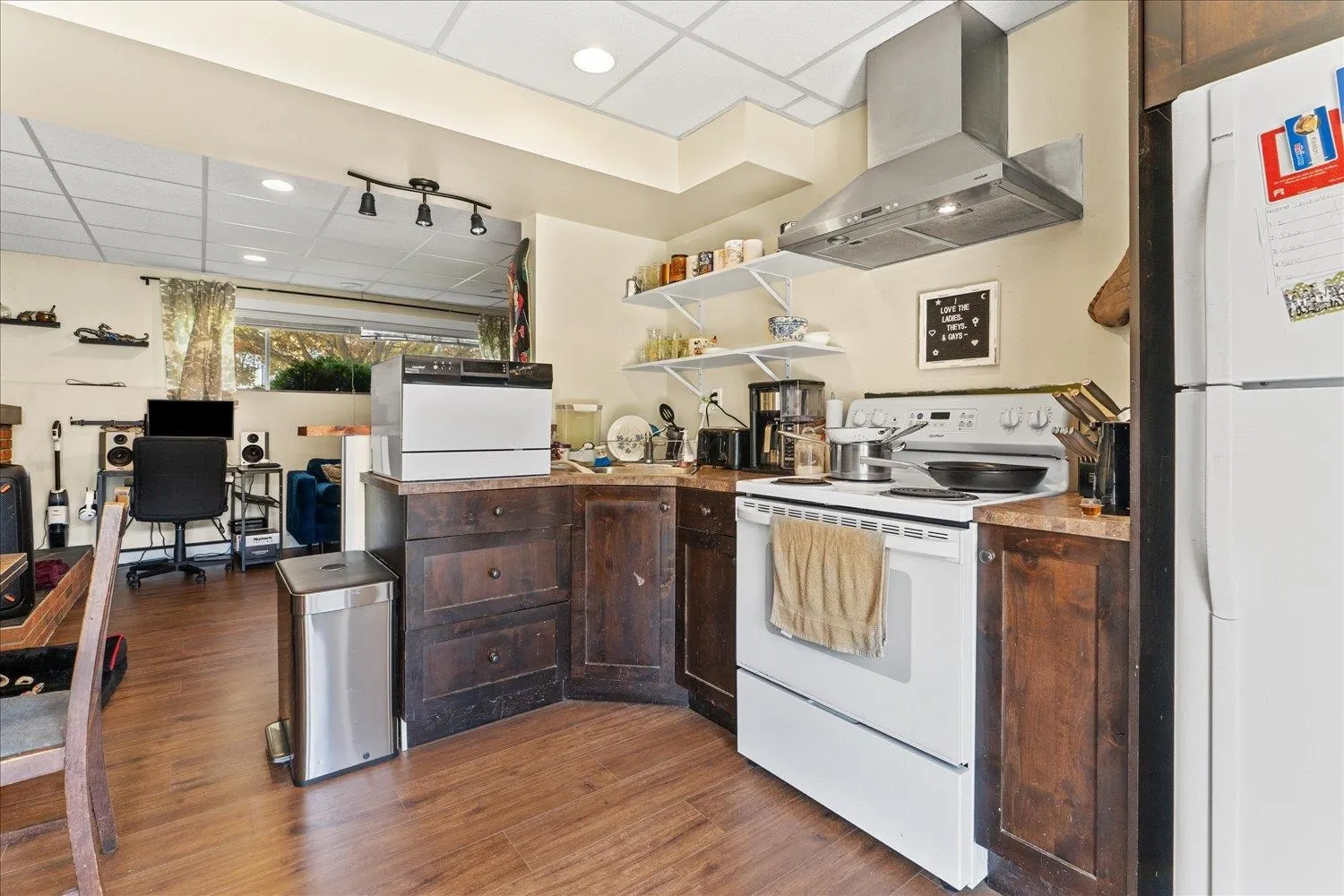45649 Laura Crescent