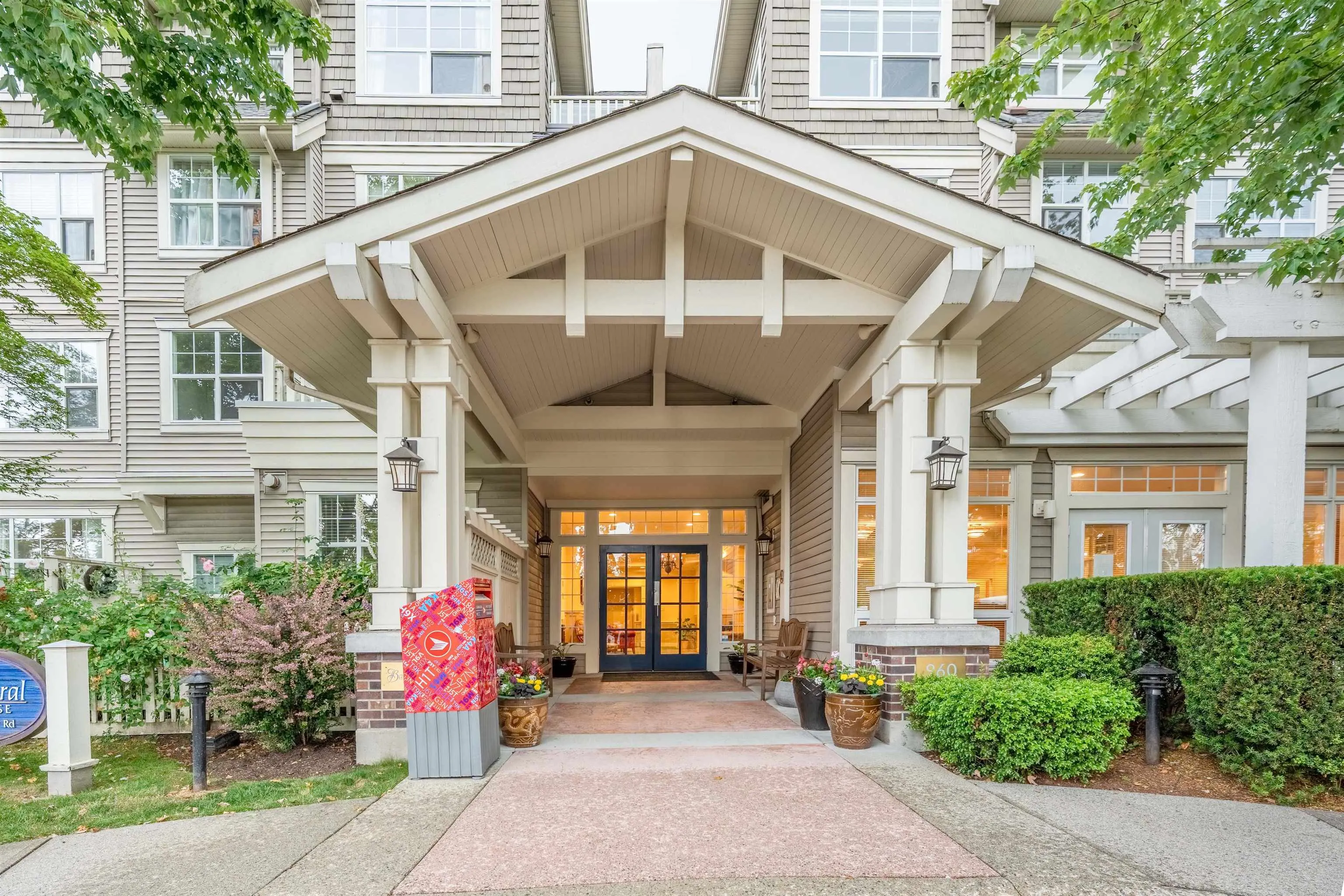 416 960 Lynn Valley Road