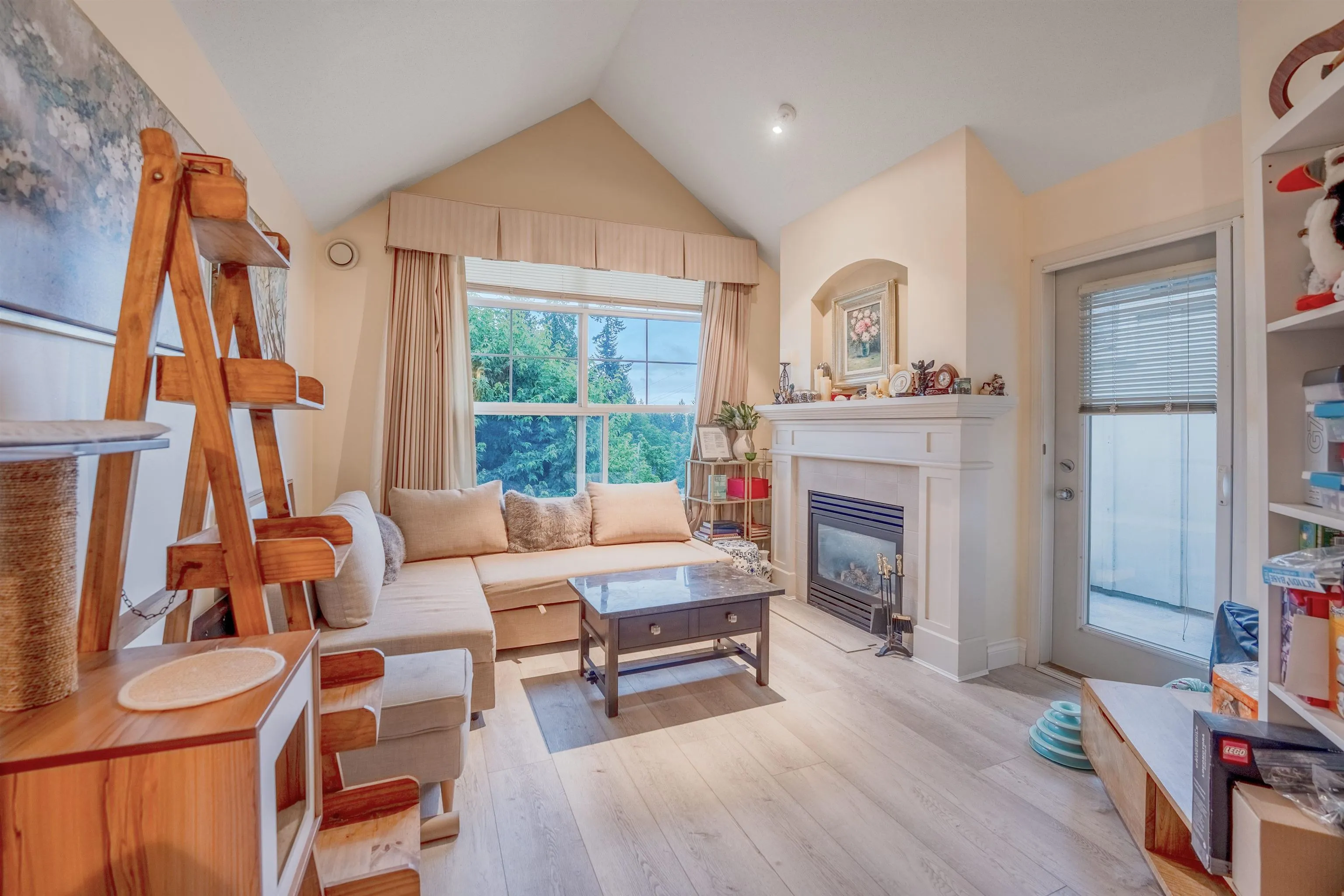 416 960 Lynn Valley Road