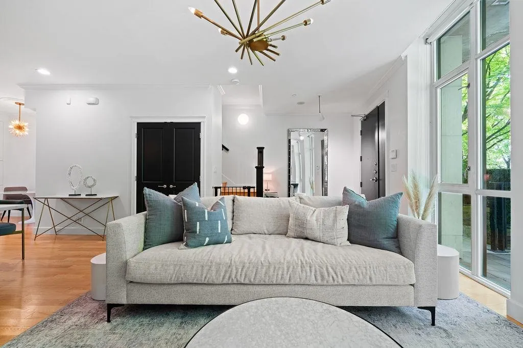 471 Beach Crescent