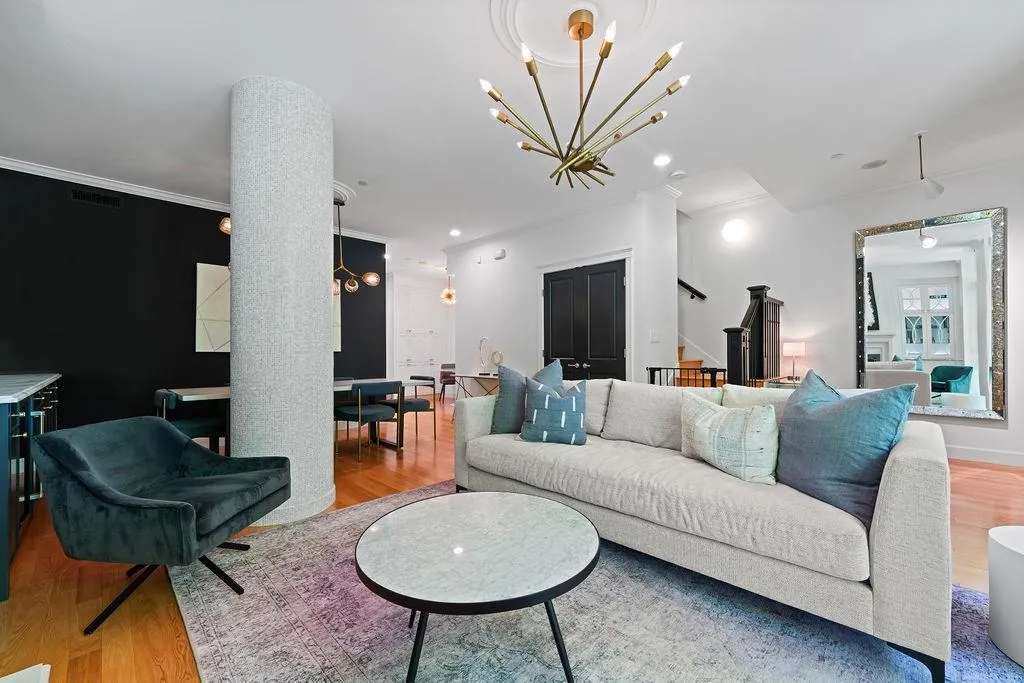 471 Beach Crescent