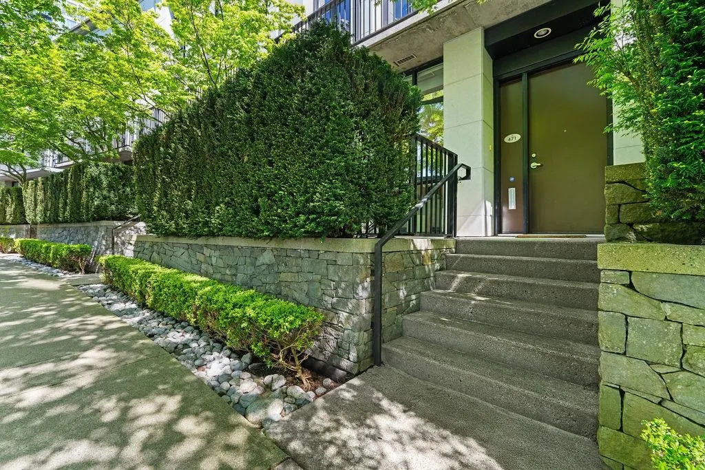 471 Beach Crescent
