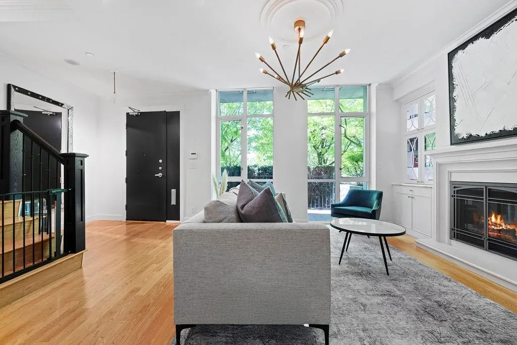 471 Beach Crescent