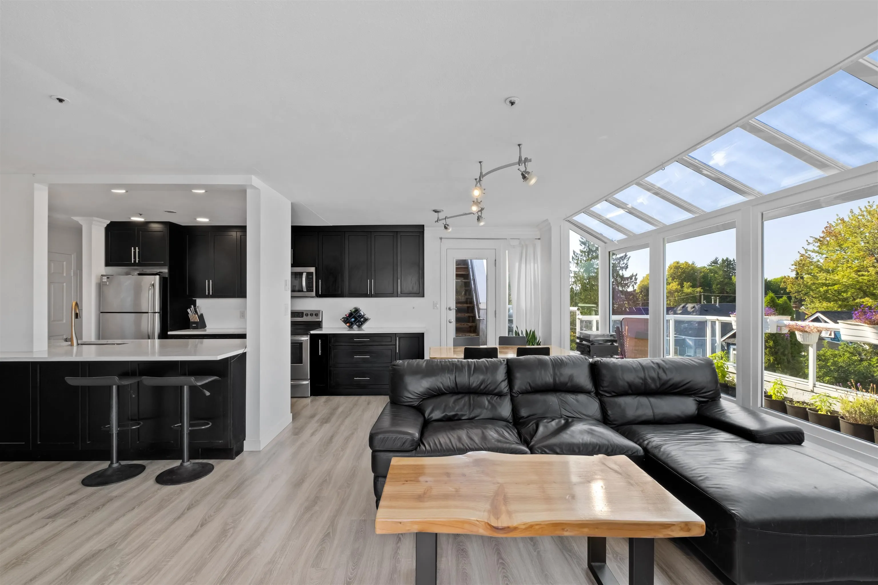403 3505 W Broadway