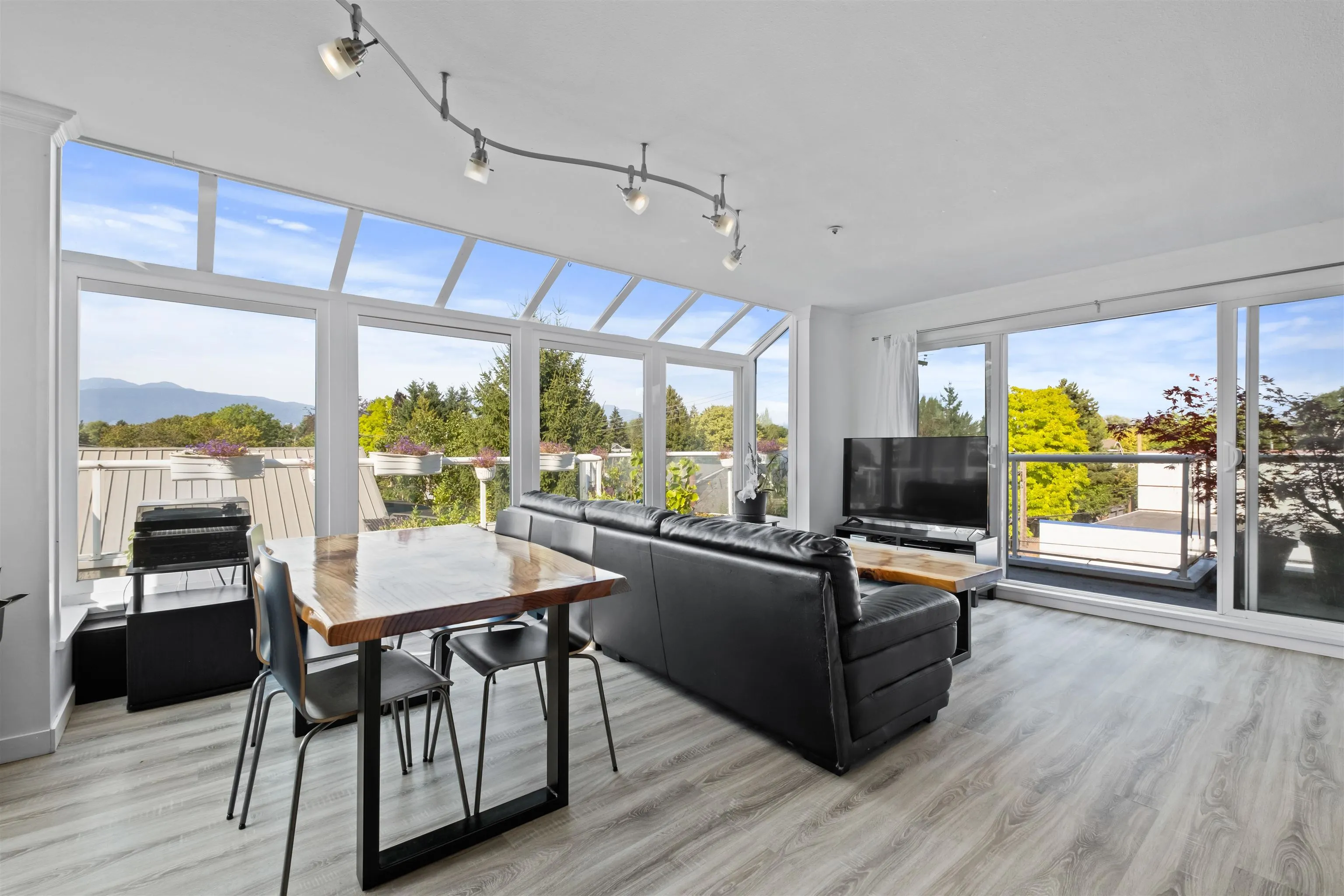 403 3505 W Broadway