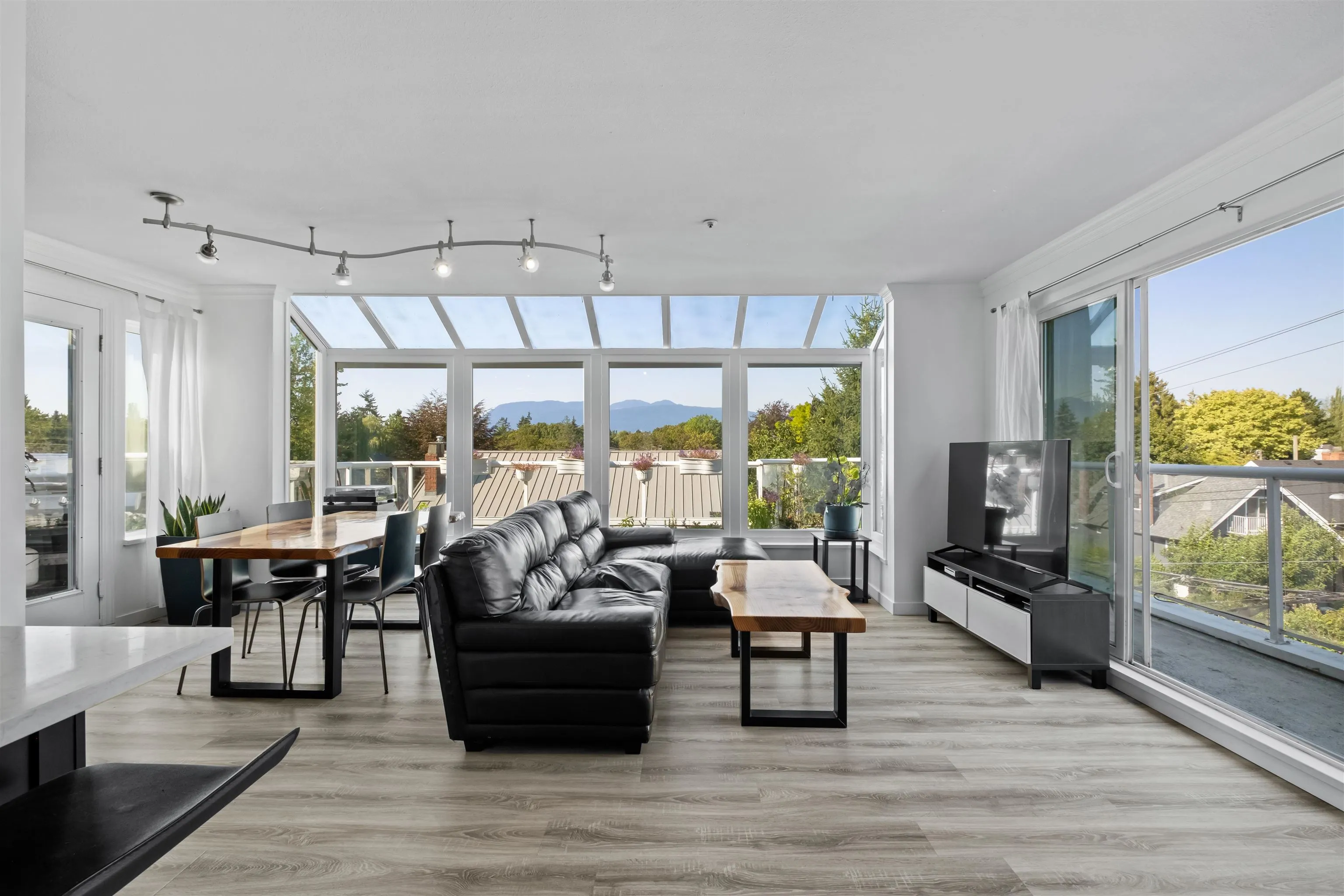 403 3505 W Broadway