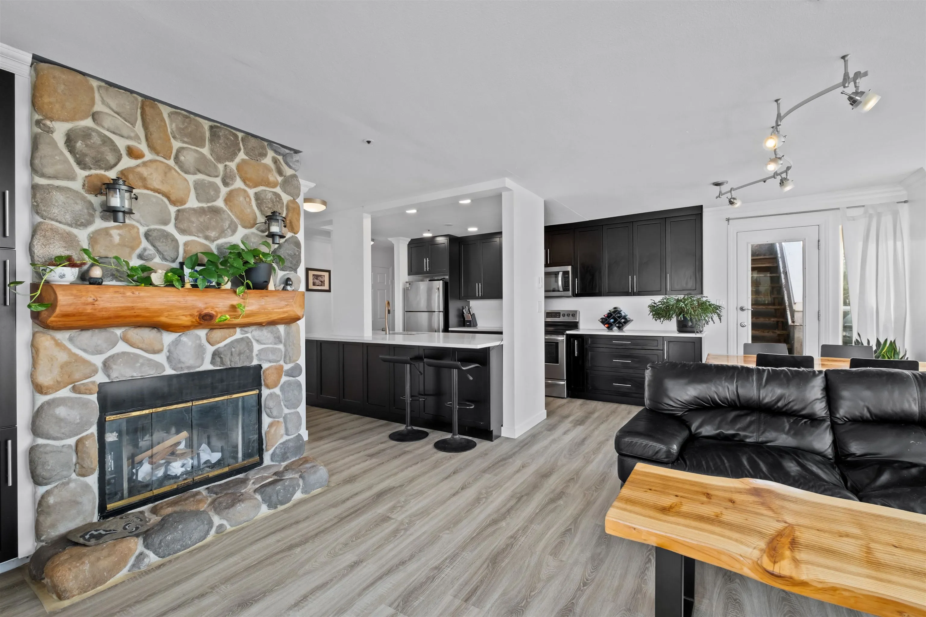403 3505 W Broadway