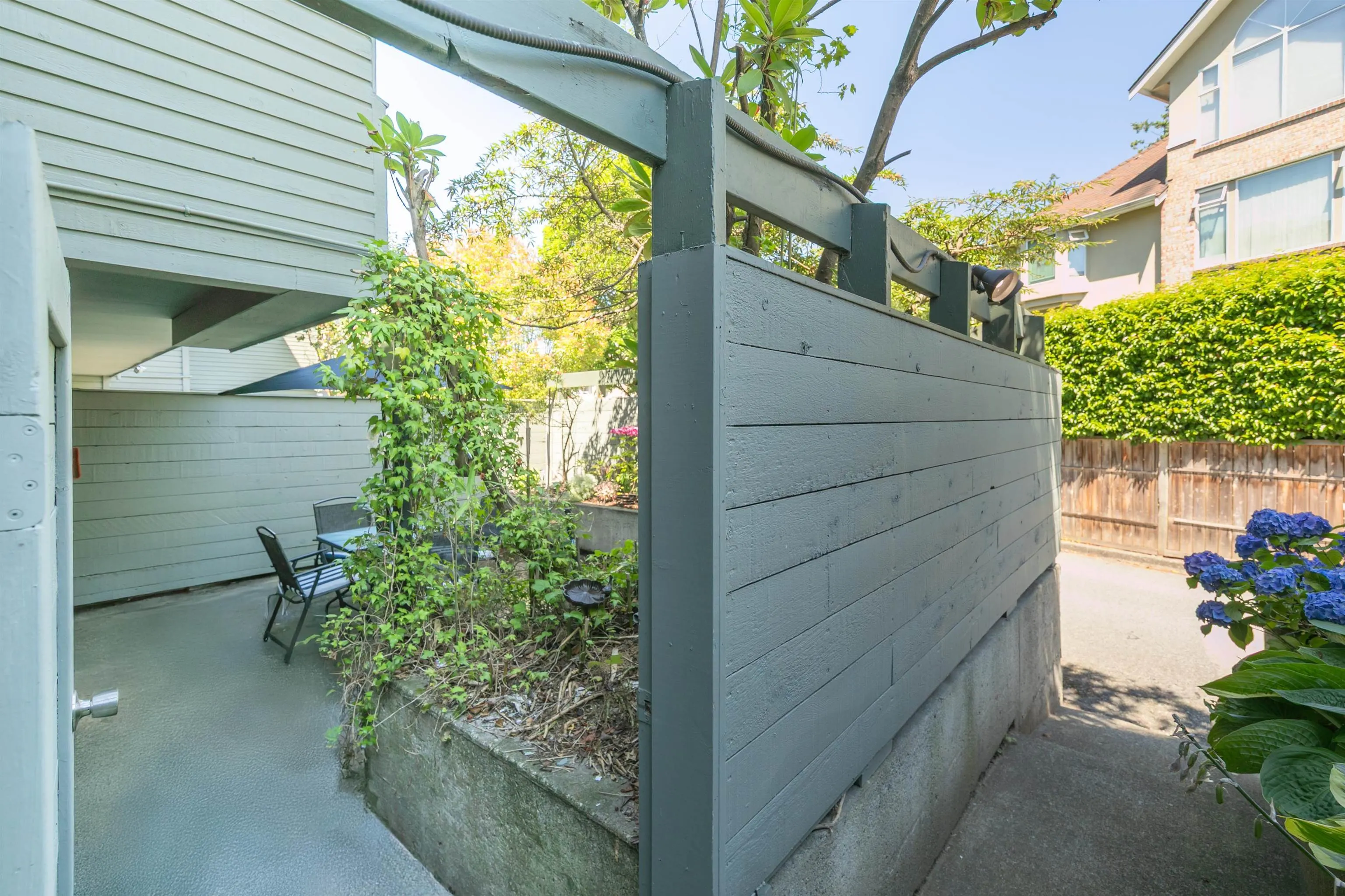 208 2119 Bellevue Avenue
