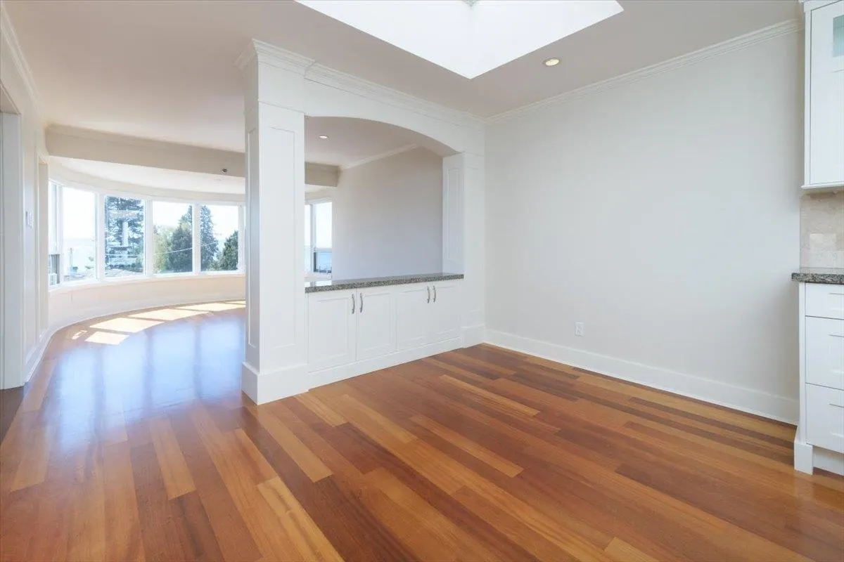 302 2455 Bellevue Avenue