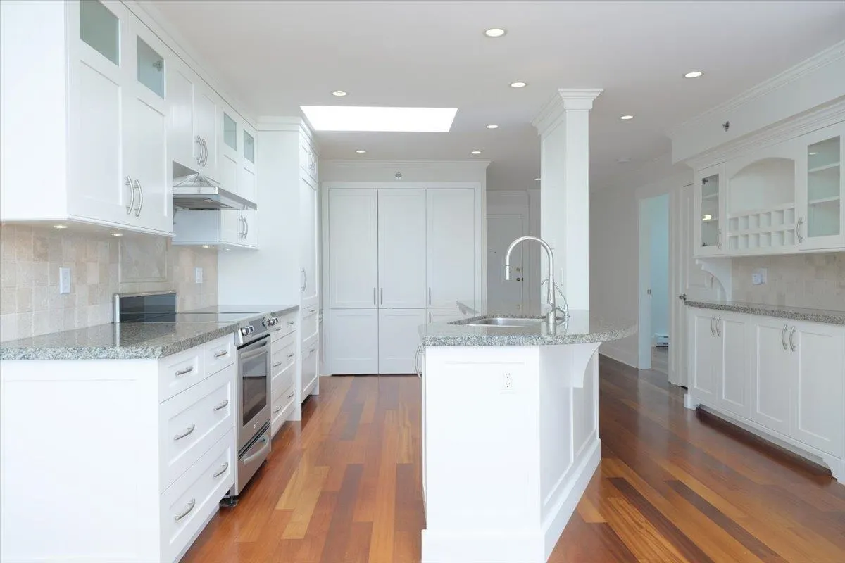 302 2455 Bellevue Avenue