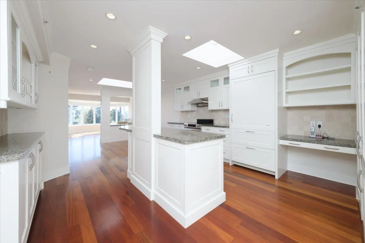 302 2455 Bellevue Avenue