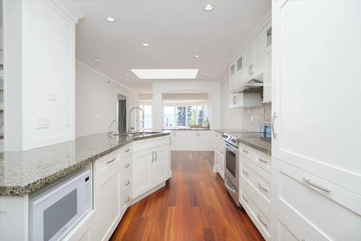 302 2455 Bellevue Avenue