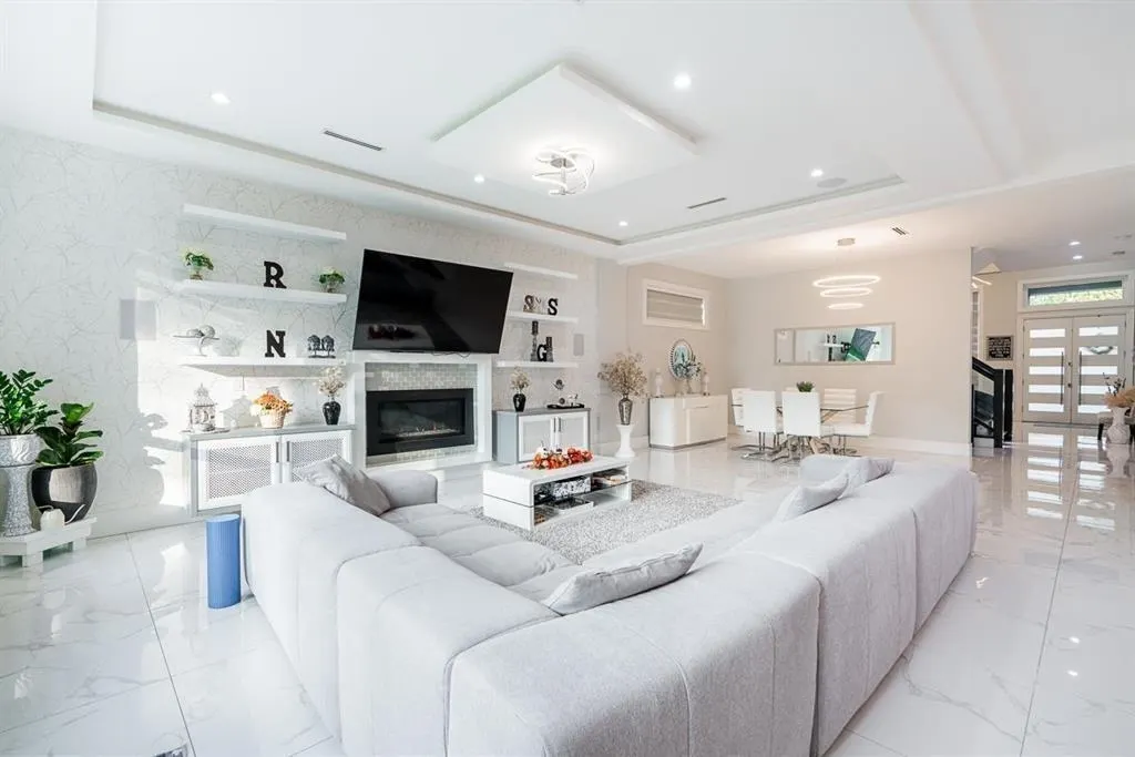 8821 Queen Mary Boulevard