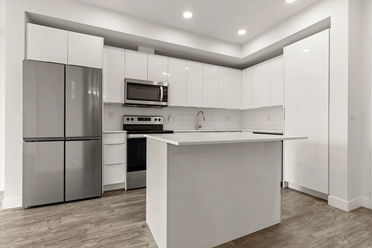 308 9450 Robson Street