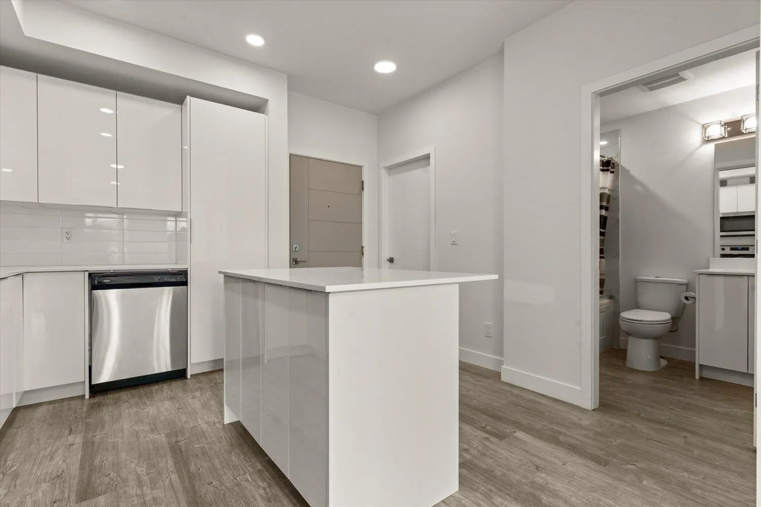 308 9450 Robson Street