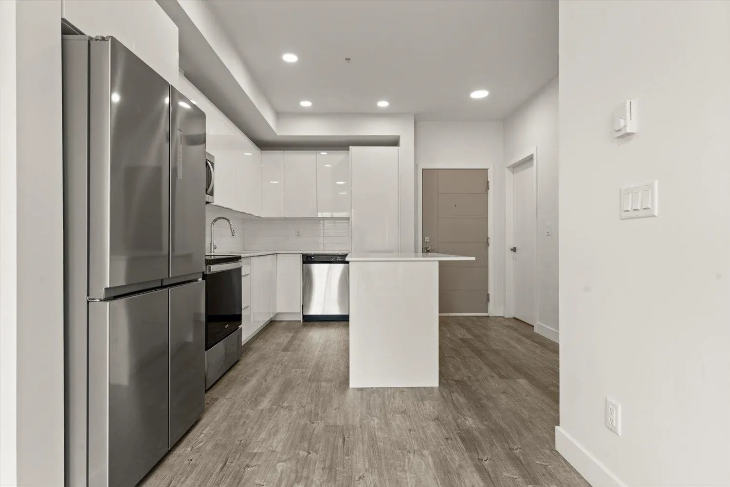 308 9450 Robson Street
