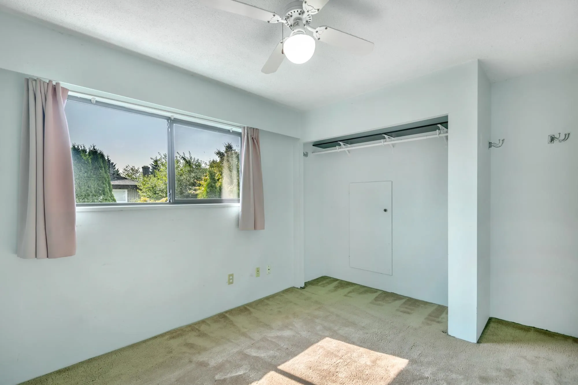 5202 Hollywood Drive