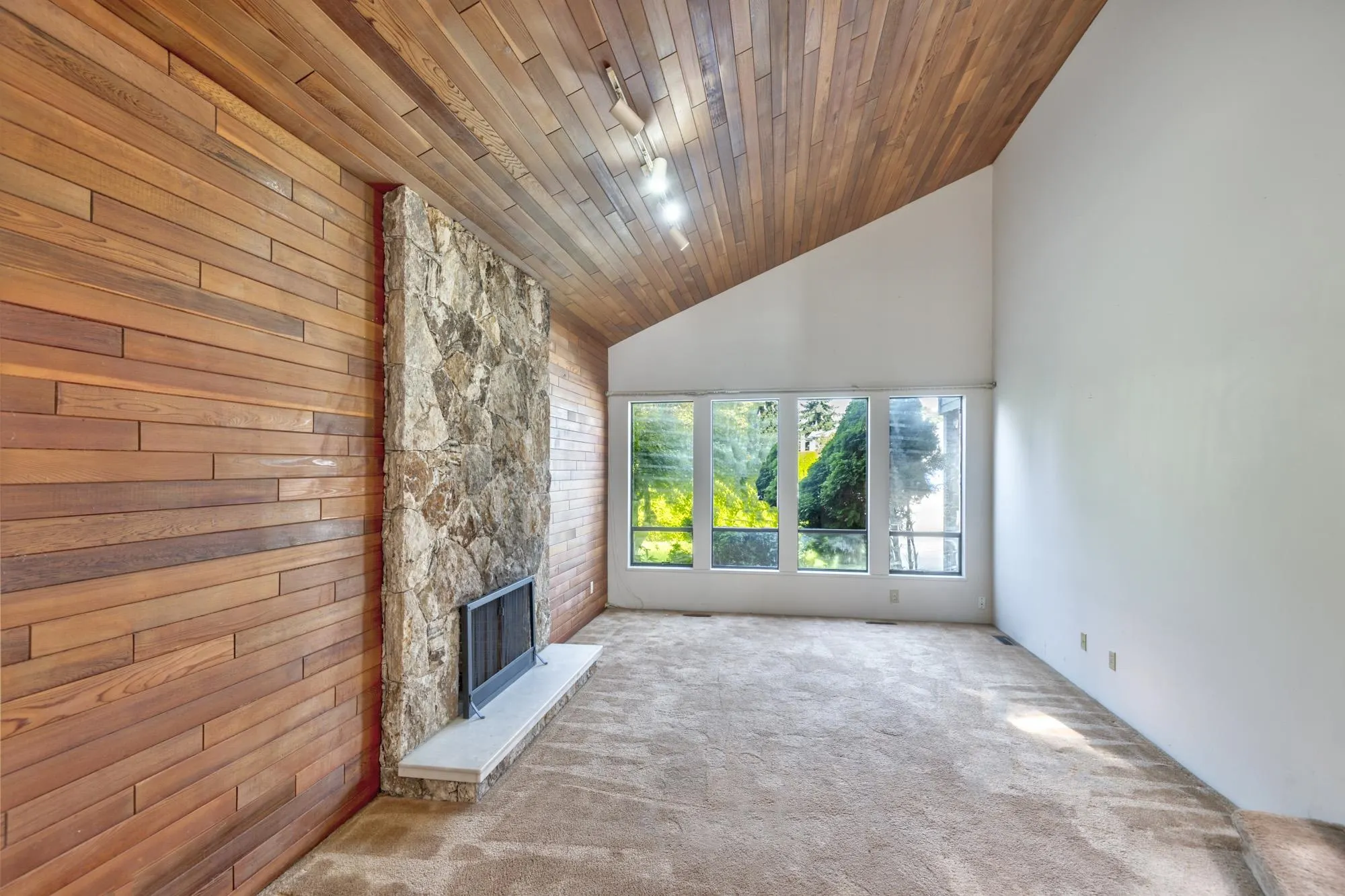 5202 Hollywood Drive