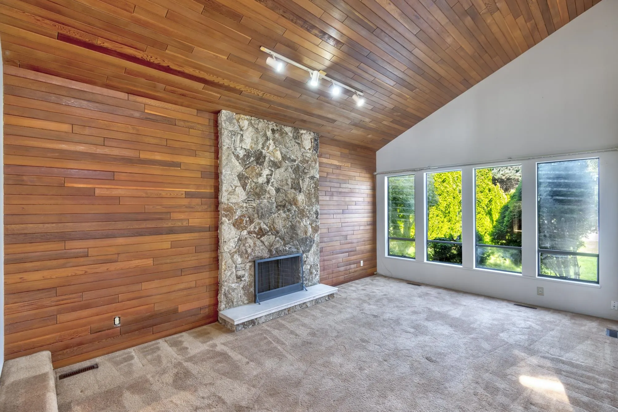 5202 Hollywood Drive