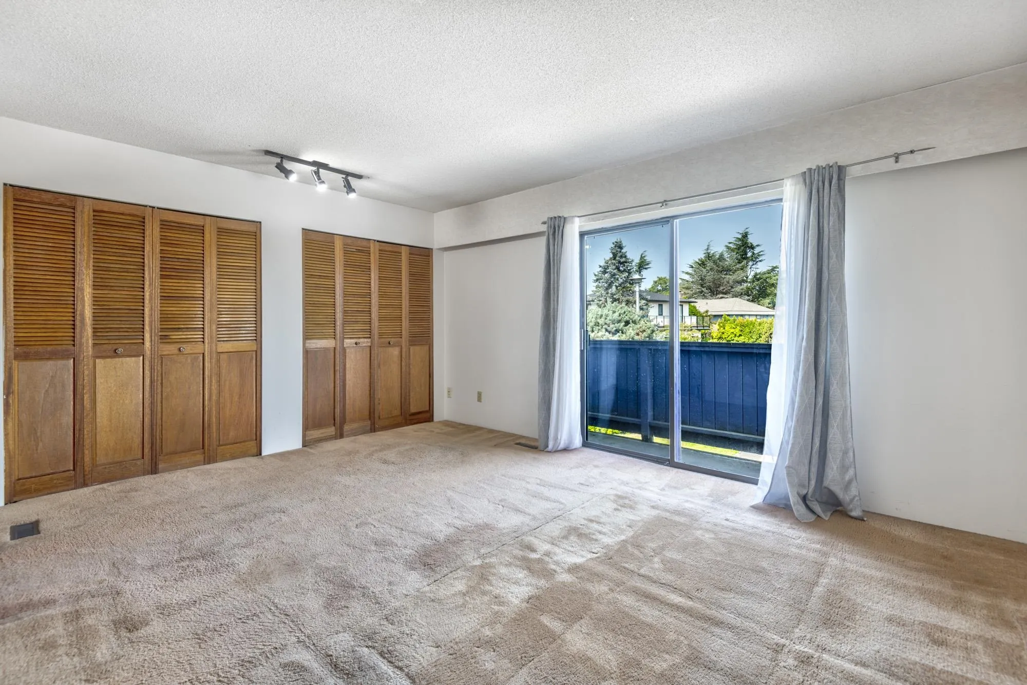 5202 Hollywood Drive