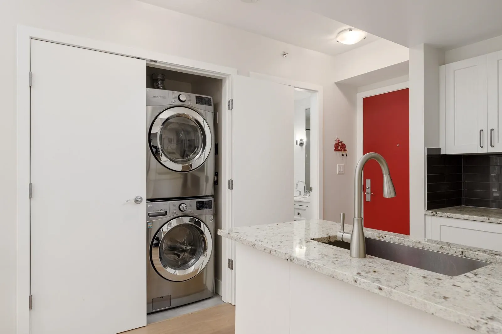 304 988 Richards Street